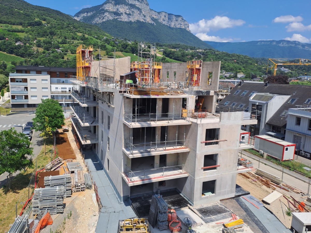 Acheter un bien immobilier neuf en Savoie : les avantages à ne pas manquer en 2025